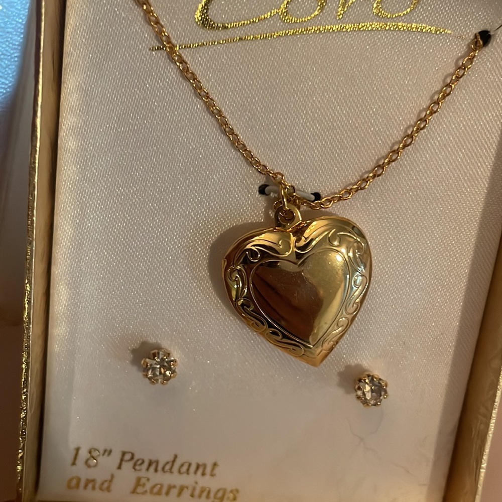 Vintage late 1960’s Coro New with box Heart Locket with pierced RS earrings - Picture 3 of 3